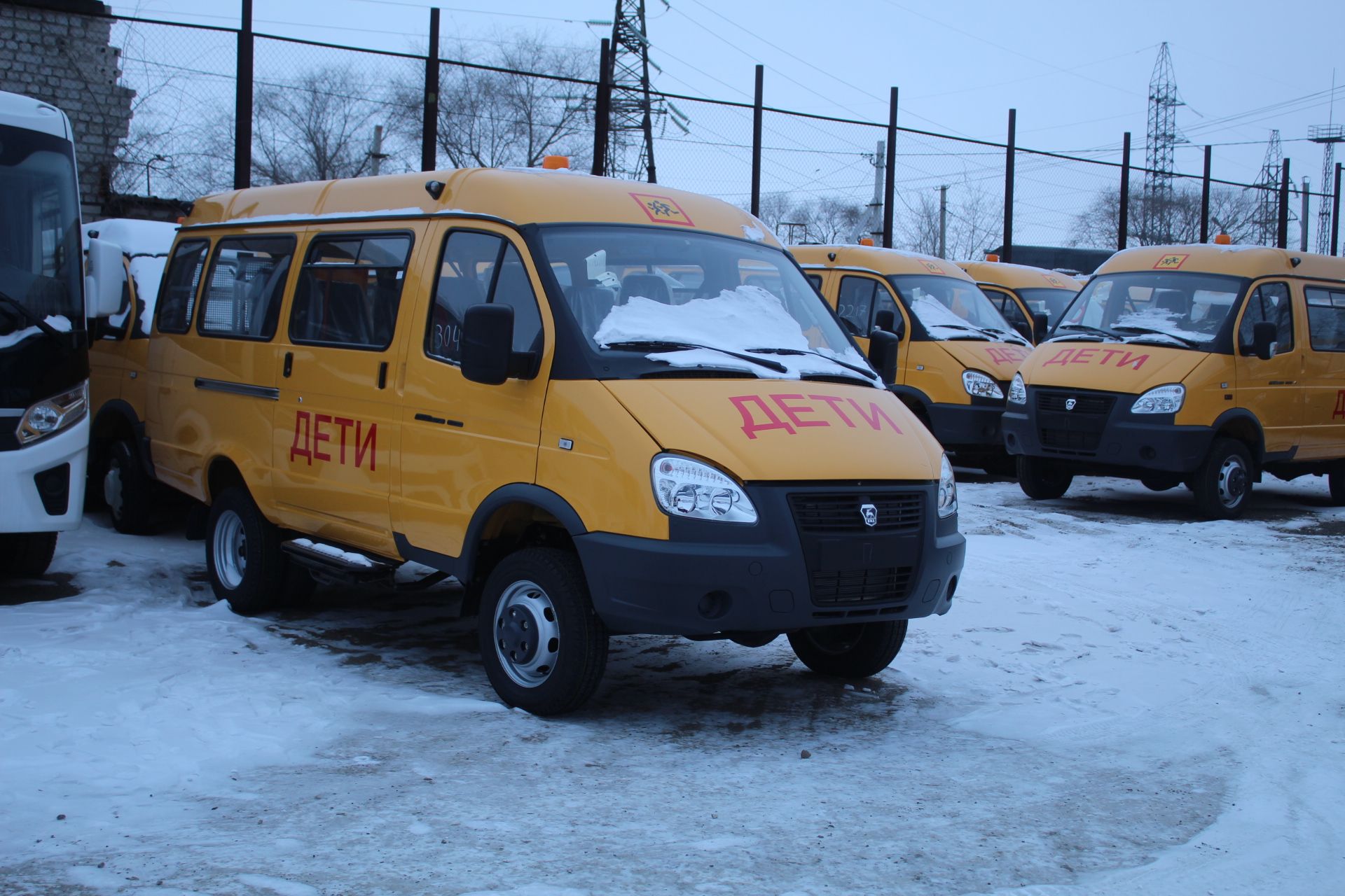 Автозавод «ГАЗ» поставил Амурской области 17 автомобилей для перевозки детей. 